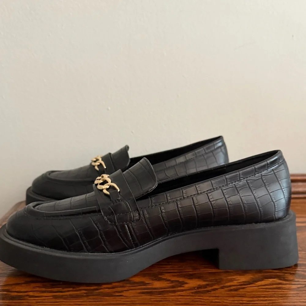 Kenneth Cole Reaction Women Black Sienna Lug Gold Chain Loafer